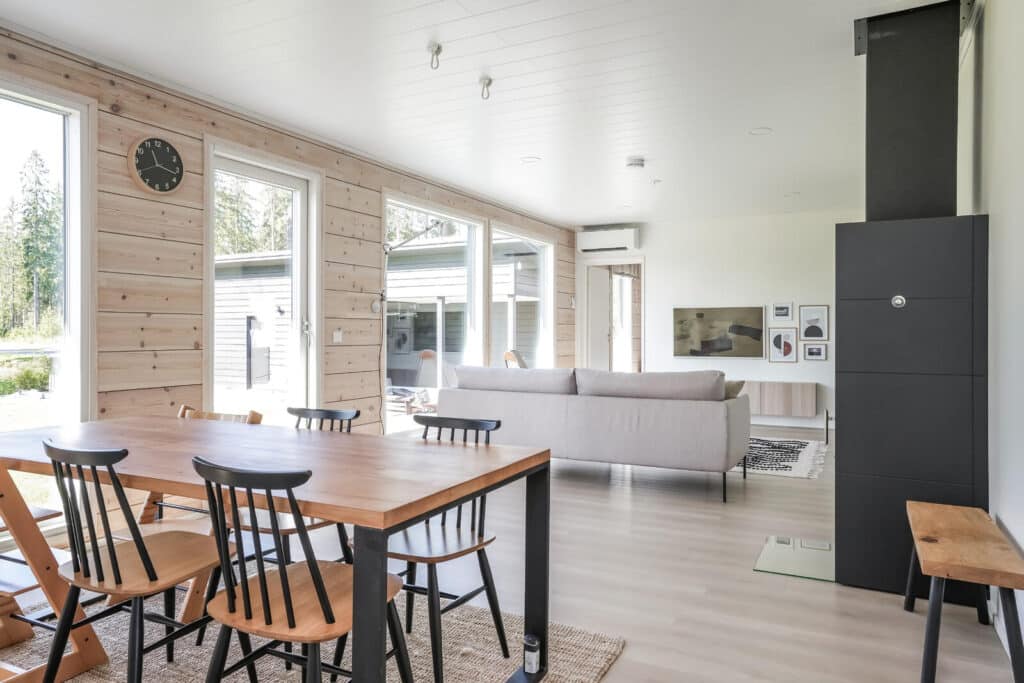 muuttovalmis hirsitalo, keittiö ja olohuone