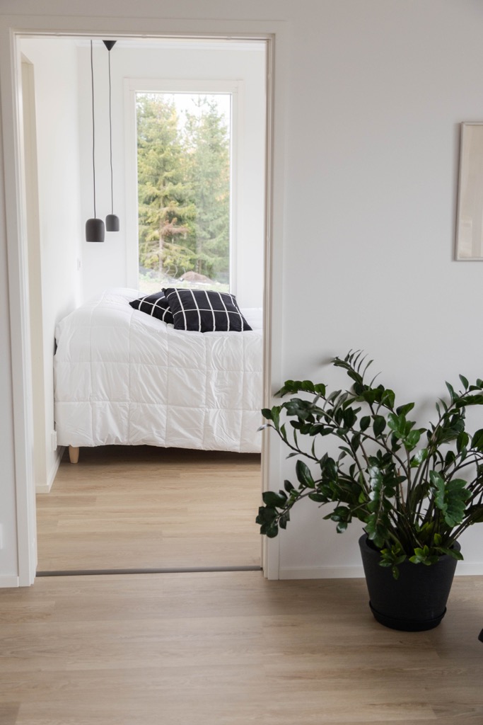 Moderni valoisa makuuhuone