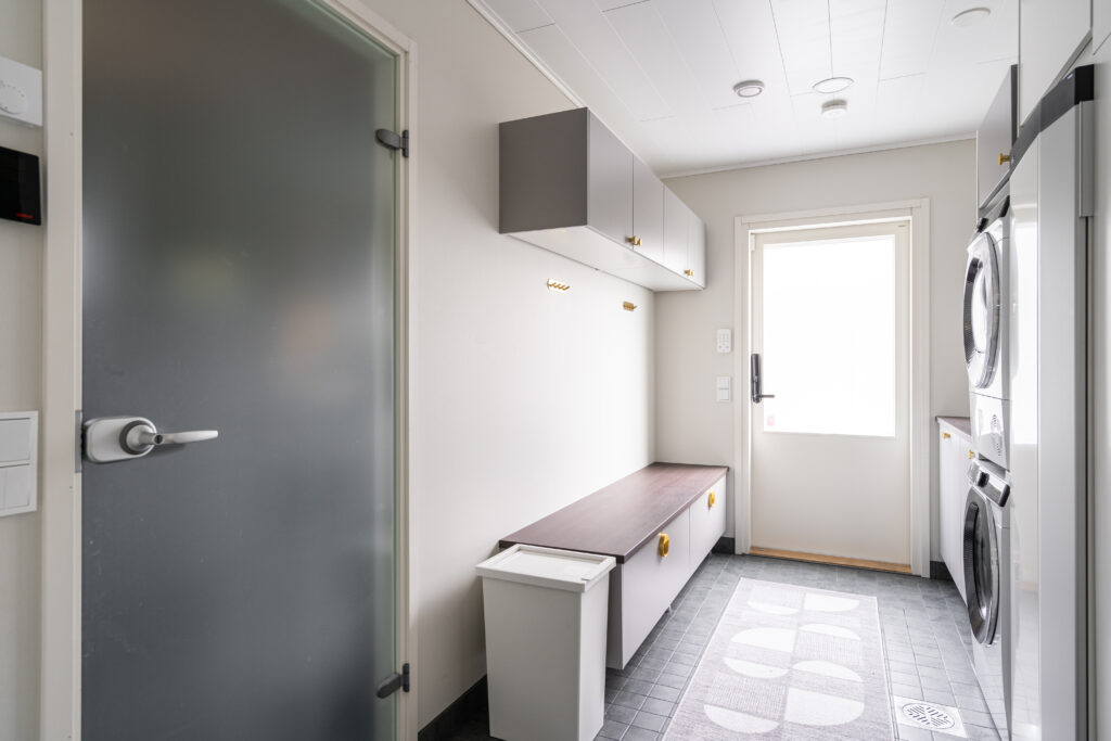 kodinhoitohuone, jossa säilytyskaapistoja seinällä